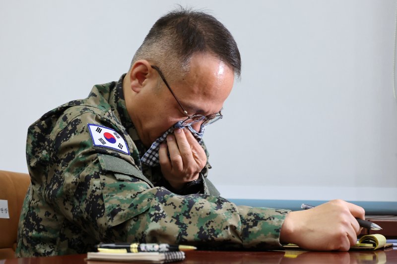 [서울=뉴시스] 조성우 기자 = 지난 3일 비상계엄 사태 당시 국회에 투입된 제1공수특전여단 이상현 여단장이 10일 오전 서울 여의도 국회에서 열린 국방위원회의 긴급 현안질의에 출석해 눈물을 닦고 있다. 2024.12.10. xconfind@newsis.com