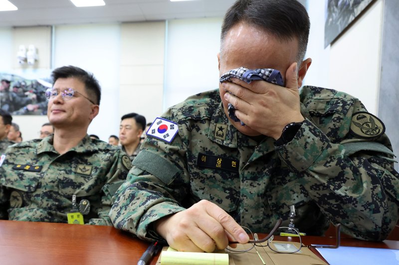 [서울=뉴시스] 조성우 기자 = 지난 3일 비상계엄 사태 당시 국회에 투입된 제1공수특전여단 이상현(오른쪽) 여단장이 10일 오전 서울 여의도 국회에서 열린 국방위원회의 긴급 현안질의에 출석해 눈물을 닦고 있다. 2024.12.10. xconfind@newsis.com