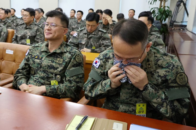 [서울=뉴시스] 조성우 기자 = 지난 3일 비상계엄 사태 당시 국회에 투입된 제1공수특전여단 이상현(오른쪽) 여단장이 10일 오전 서울 여의도 국회에서 열린 국방위원회의 긴급 현안질의에 출석해 눈물을 닦고 있다. 2024.12.10. xconfind@newsis.com