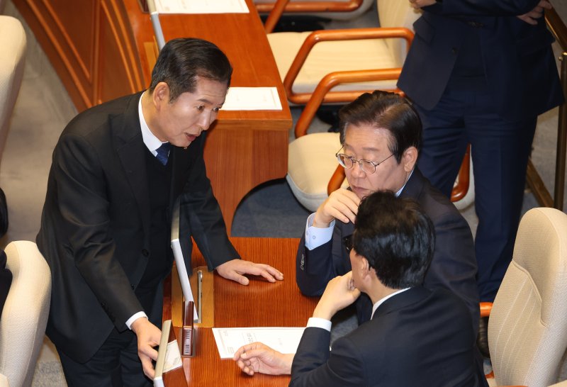 이재명 더불어민주당 대표와 정청래 법사위원장, 김민석 최고위원이 10일 서울 여의도 국회에서 열린 제418회국회(정기회) 제18차 본회의에서 대화하고 있다. 뉴시스화상