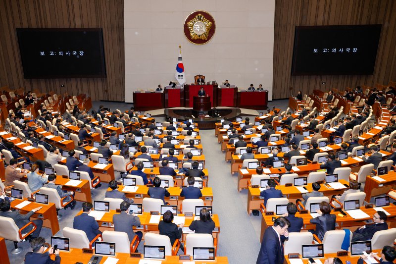 (서울=뉴스1) 안은나 기자 = 정명호 국회 의사국장이 지난해 12월 10일 오후 서울 여의도 국회에서 열린 제418회국회(정기회) 18차 본회의에서 박성재 법무부 장관과 조지호 경찰청장 탄핵소추안을 보고하고 있다. 뉴스1