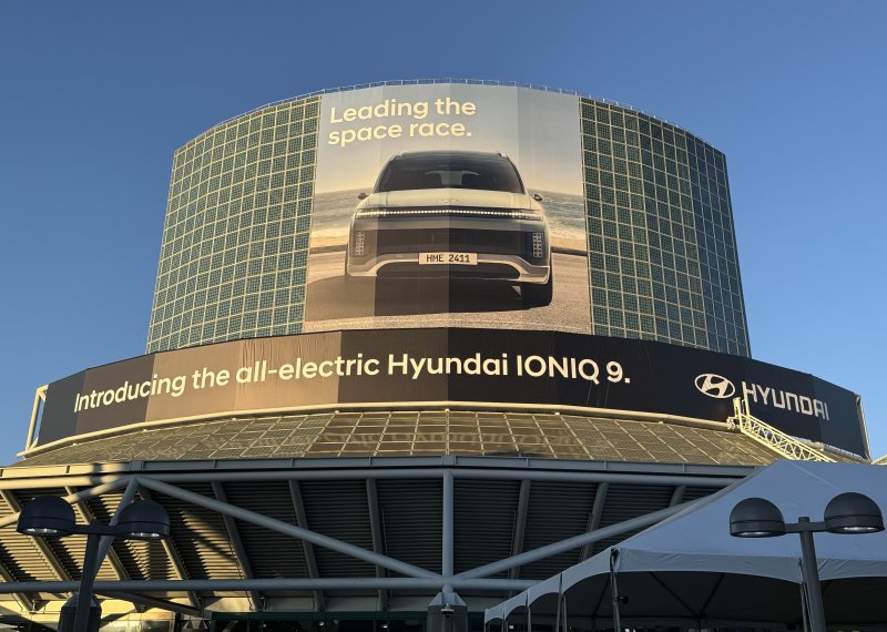 미국 LA 컨벤션 센터에 아이오닉 9 사진이 걸려있는 모습. (현대자동차 제공) 2024.11.22/뉴스1