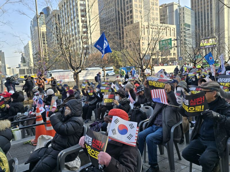 10일 서울 광화문 동화면세점 앞에서 자유통일당 등 보수단체가 윤석열 대통령 탄핵 반대 집회를 열었다. /사진=서지윤 기자