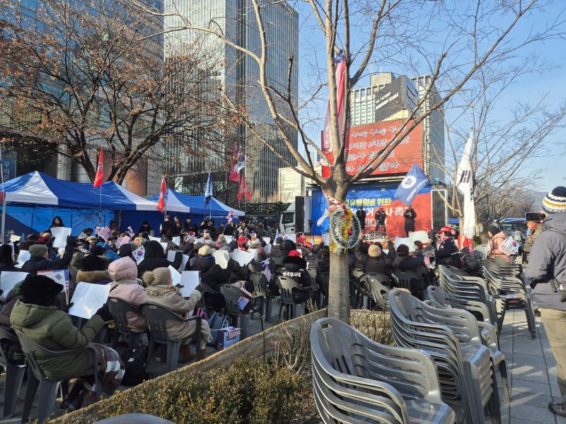 10일 서울 광화문 동화면세점 앞에서 자유통일당 등 보수단체가 윤석열 대통령 탄핵 반대 집회를 열었다. /사진=독자 제공