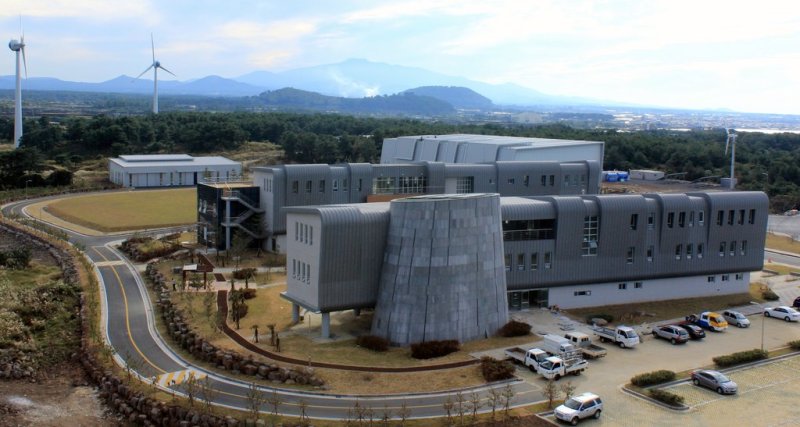 제주시 구좌읍 한국에너지기술연구원 제주글로벌연구센터. 이곳에서는 정부출연연과 대학, 제주도, 공기업과 기업 등이 참여하는 재생에너지 섹터커플링 연구가 진행돼 왔다. 국가R&D 과정에서 AI를 활용할 경우 연구데이터 검증과 비공개 자료 보호 등 새 연구윤리 기준이 적용된다. 사진=연합뉴스