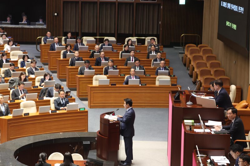 [서울=뉴시스] 조성봉 기자 = 박정 예산결산특별위원장이 10일 오후 서울 여의도 국회에서 열린 제418회국회(정기회) 제18차 본회의에서 2025년 정부 예산안 심사결과를 보고하고 있다. 2024.12.10. suncho21@newsis.com