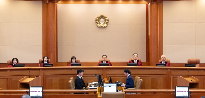 [서울=뉴시스] 황준선 기자 = 문형배 헌법재판소장 권한대행을 비롯한 헌법재판관들이 10일 서울 종로구 헌법재판소 대심판정에서 열린 중앙선거관리위원회 채용비리 사건 관련 선관위와 감사원 간의 권한쟁의 공개변론에 참석해 있다. 2024.12.10. hwang@newsis.com