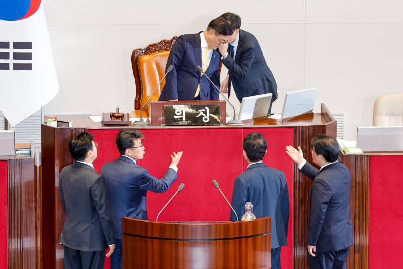 우원식 국회의장이 10일 오후 서울 여의도 국회에서 열린 본회의에서 지방교육재정교부금법 일부개정법률안 처리에 앞서 더불어민주당 진성준 정책위의장, 박찬대 원내대표, 국민의힘 김상훈 정책위의장, 배준영 원내수석부대표와 대화하고 있다. 2024.12.10/뉴스1 ⓒ News1 안은나 기자