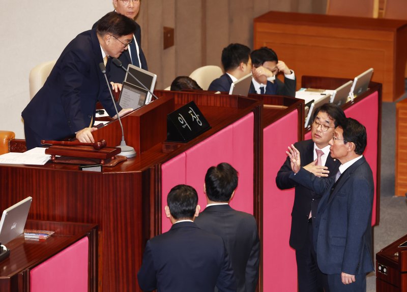 우원식 국회의장이 10일 오후 서울 여의도 국회에서 열린 본회의에서 2025년도 예산안 처리에 앞서 더불어민주당 박찬대 원내대표, 국민의힘 김상훈 정책위의장, 배준영 원내수석부대표와 대화하고 있다. 2024.12.10/뉴스1 ⓒ News1 김민지 기자