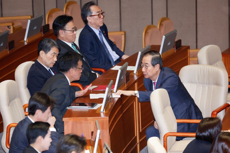 한덕수 국무총리가 10일 오후 서울 여의도 국회에서 열린 본회의에서 2025년도 예산안에 대한 수정안이 통과되자 최상목 경제부총리 겸 기획재정부 장관과 대화하고 있다. 2024.12.10/뉴스1 ⓒ News1 안은나 기자