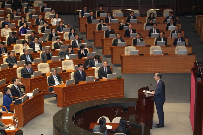 한덕수 국무총리가 10일 오후 서울 여의도 국회에서 열린 본회의에서 2025년도 예산안에 대한 수정안이 가결된뒤 발언대에서 정부측 인사말을 하고 있다. 2024.12.10/뉴스1 ⓒ News1 이광호 기자