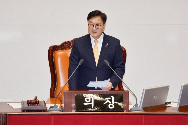 우원식 국회의장이 10일 오후 서울 여의도 국회에서 열린 본회의에서 2025년도 예산안에 대한 수정안이 통과된 뒤 발언하고 있다. 2024.12.10/뉴스1 ⓒ News1 안은나 기자