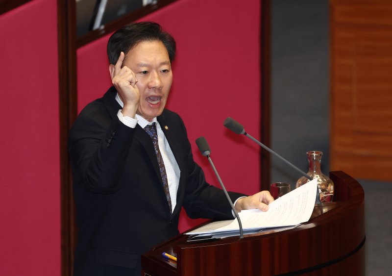 박수민 국민의힘 의원이 10일 오후 서울 여의도 국회에서 열린 본회의에서 2025년도 예산안 처리를 앞두고 토론하고 있다. 2024.12.10/뉴스1 ⓒ News1 김민지 기자