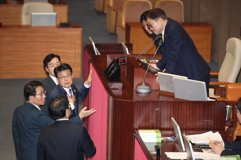 우원식 국회의장이 10일 오후 서울 여의도 국회에서 열린 본회의에서 지방교육재정교부금법 일부개정법률안 상정을 앞두고 김상훈 국민의힘 정책위의장, 박찬대 더불어민주당 원내대표 등과 대화하고 있다. 2024.12.10/뉴스1 ⓒ News1 이광호 기자