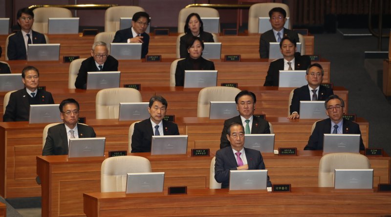 한덕수 국무총리와 국무위원들이 10일 오후 서울 여의도 국회에서 열린 본회의에 출석해 있다. 2024.12.10/뉴스1 ⓒ News1 이광호 기자