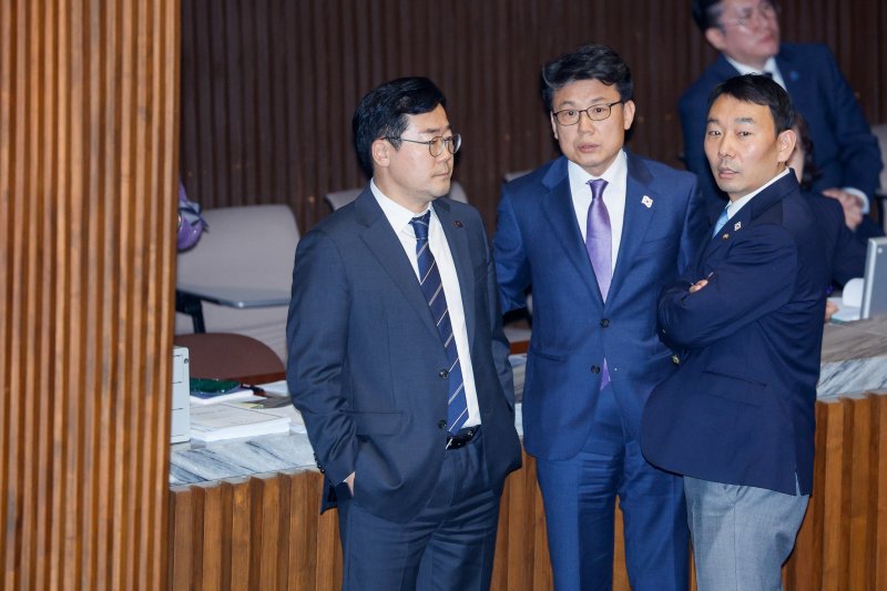 더불어민주당 박찬대 원내대표와 진성준 정책위의장, 김용민 원내정책수석부대표가 10일 오후 서울 여의도 국회에서 열린 본회의에서 2025년도 예산안 처리에 앞서 우원식 의장, 국민의힘 김상훈 정책위의장, 배준영 원내수석부대표와 대화를 나눈 뒤 논의하고 있다. 2024.12.10/뉴스1 ⓒ News1 안은나 기자