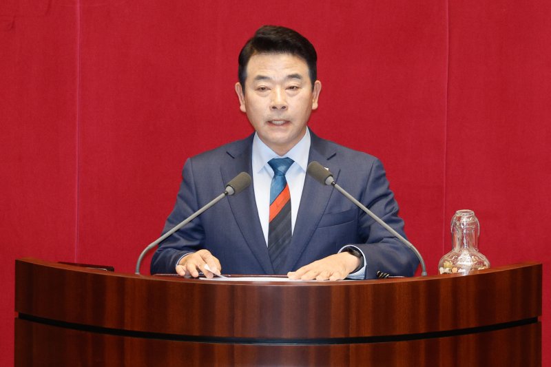 박정 국회 예산결산특별위원장이 10일 오후 서울 여의도 국회에서 열린 본회의에서 2025년도 예산안 심사보고를 하고 있다. 2024.12.10/뉴스1 ⓒ News1 안은나 기자