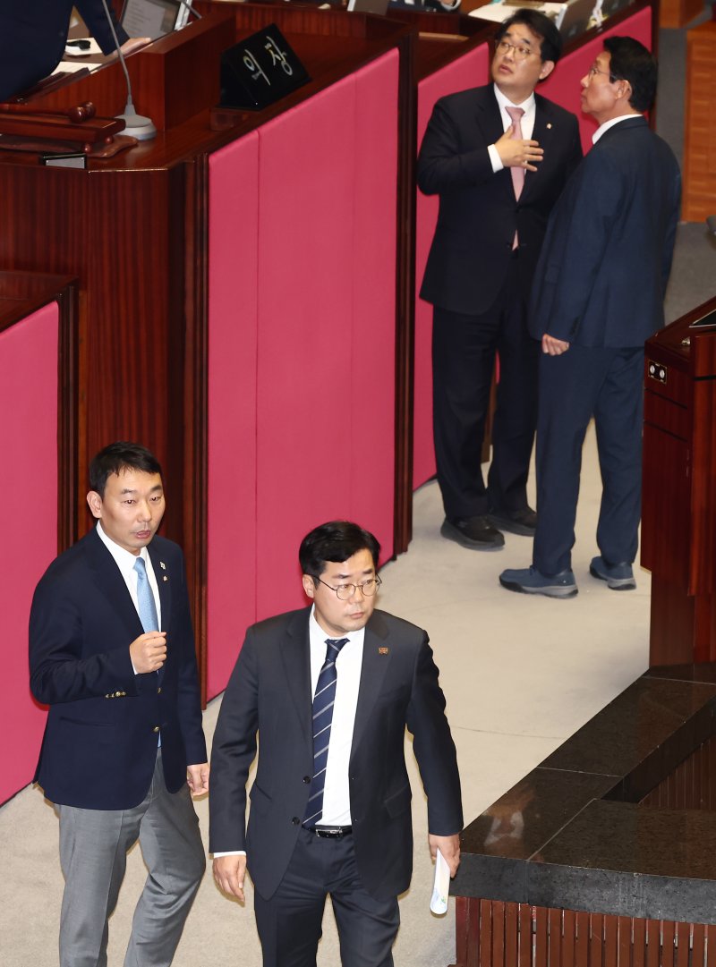 10일 오후 서울 여의도 국회에서 열린 본회의에서 2025년도 예산안 처리에 앞서 국민의힘 김상훈 정책위의장, 배준영 원내수석부대표(위)가 우원식 의장과 대화하고 있다. 아래는 더불어민주당 박찬대 원내대표, 김용민 원내수석부대표가 대화를 마치고 이동하는 모습. 2024.12.10/뉴스1 ⓒ News1 김민지 기자