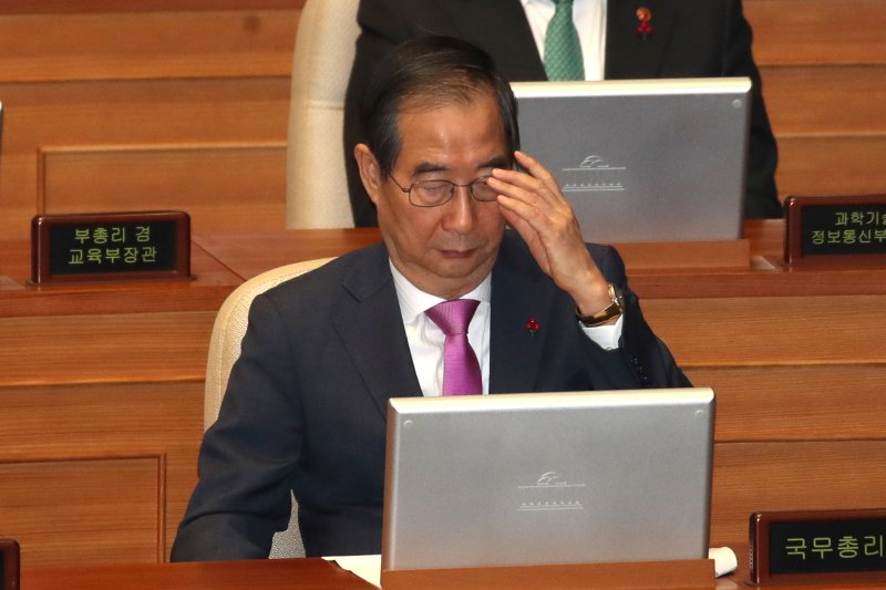 한덕수 국무총리와 최상목 경제부총리가 10일 오후 서울 여의도 국회에서 열린 본회의에 출석해 있다. 2024.12.10/뉴스1 ⓒ News1 이광호 기자