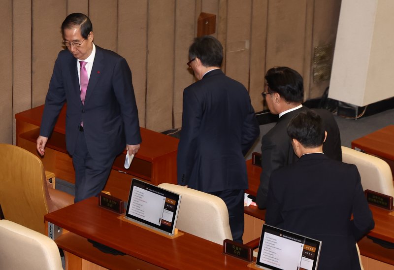 한덕수 국무총리가 10일 오후 서울 여의도 국회에서 열린 2025년도 예산안 관련 본회의를 마치고 나오고 있다. 2024.12.10/뉴스1 ⓒ News1 김민지 기자