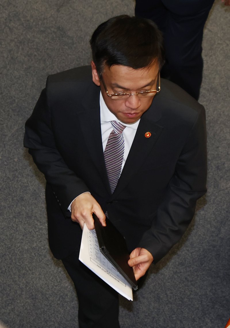 최상목 경제부총리 겸 기획재정부 장관이 10일 오후 서울 여의도 국회에서 열린 2025년도 예산안 관련 본회의를 마치고 나오고 있다. 2024.12.10/뉴스1 ⓒ News1 김민지 기자