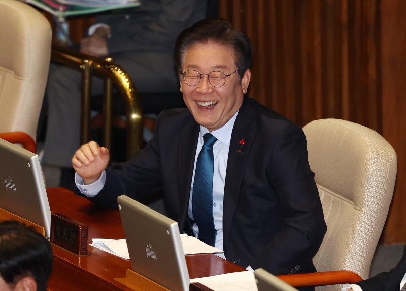 이재명 더불어민주당 대표가 10일 오후 서울 여의도 국회에서 열린 본회의에서 박수민 국민의힘 의원의 반대 토론에 웃음을 터트리고 있다. 2024.12.10/뉴스1 ⓒ News1 김민지 기자