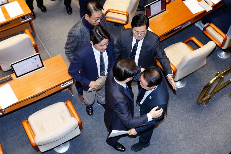 이재명 더불어민주당 대표가 10일 오후 서울 여의도 국회에서 본회의를 마친 뒤 허영 예결위 간사와 포옹하고 있다. 2024.12.10/뉴스1 ⓒ News1 안은나 기자