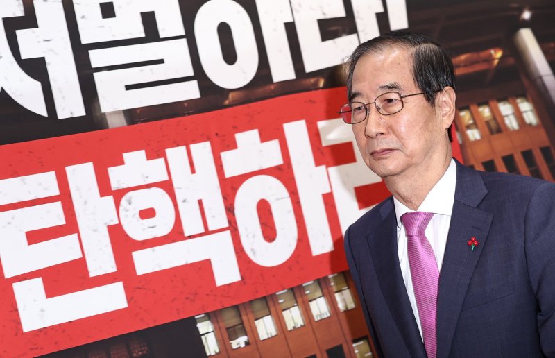 한덕수 국무총리가 10일 오후 서울 여의도 국회에서 열린 본회의에 참석한 뒤 회의장을 나서고 있다. 2024.12.10/뉴스1 ⓒ News1 구윤성 기자