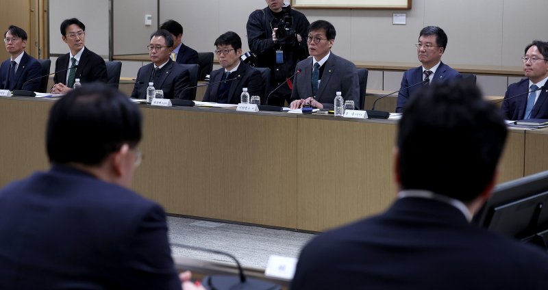 이창용 한국은행 총재가 10일 서울 중구 한국은행 본부에서 열린 야3당 긴급 경제상황 현장점검 회의에서 모두 발언을 하고 있다. (공동취재) 2024.12.10/뉴스1 ⓒ News1 송원영 기자