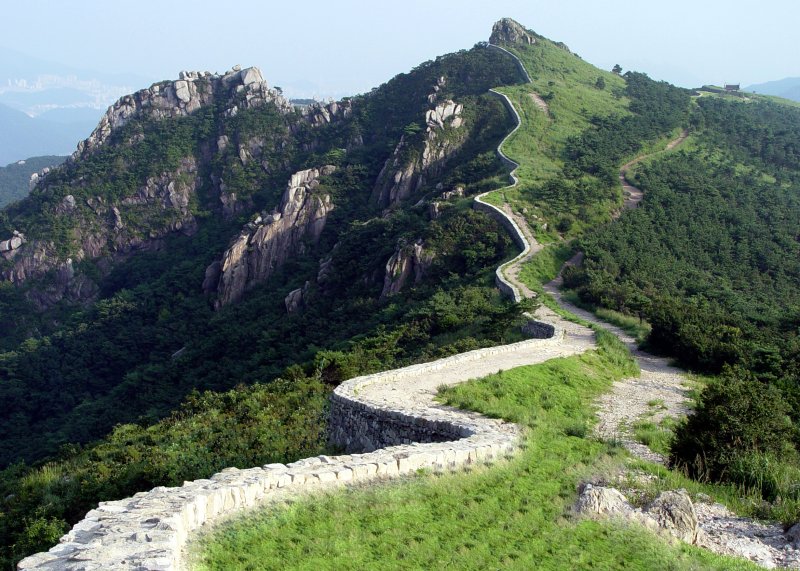 부산시는 환경부와 함께 11일 오후 2시 시청 대강당에서 금정산국립공원 지정을 위한 부산지역 주민설명회 및 공청회를 개최한다고 10일 밝혔다. 금정산 자락을 따라 자리한 금정산성. 금정구청제공