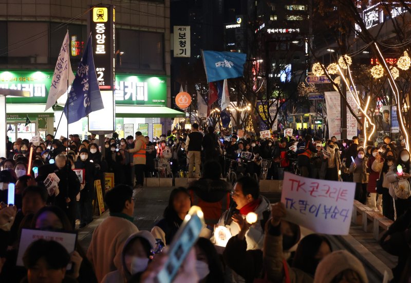 뉴욕 증시에서 10일(현지시간) 한국 종목들이 대거 반등에 성공했다. 이날 오후 대구 중구 동성로에서 '윤석열퇴진 대구시국회의'가 윤석열 대통령 퇴진을 촉구하는 집회인 대구시민시국대회를 연 뒤 행진하고 있다. 연합