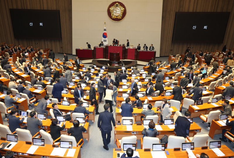 [서울=뉴시스] 고승민 기자 = 10일 서울 여의도 국회에서 열린 제418회국회(정기회) 제18차 본회의. 산회 후 여야 의원들이 회의장을 나서고 있다. 2024.12.10. kkssmm99@newsis.com