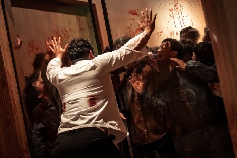 박정민♥블핑 지수 꼭 껴안은 연인 투샷…'뉴토피아' 스틸 공개