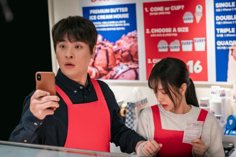 박정민♥블핑 지수 꼭 껴안은 연인 투샷…'뉴토피아' 스틸 공개