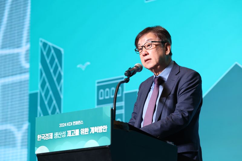 조동철 KDI 원장이 서울 JW메리어트 호텔에서 열린 '한국경제 생산성 제고를 위한 개혁방안' 컨퍼런스에 참석, 개회사를 하고 있다. KDI 제공