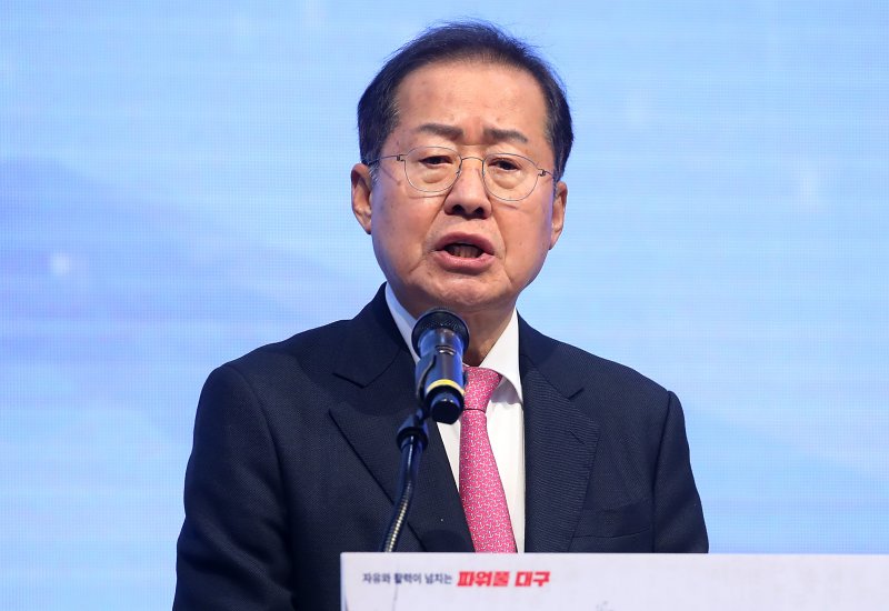 "굴러온 용병들이 30년 전통의 보수정당 농단" 洪 시장 '스스로 떠나라'
