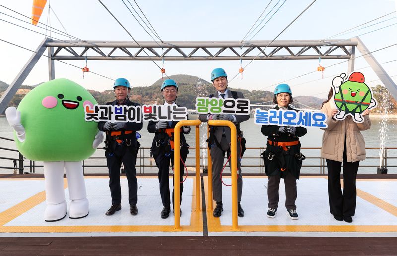 정인화 전남 광양시장(사진 왼쪽에서 세 번째)이 10일 열린 짚와이어 '섬진강 별빛 스카이'와 모노레일 개장식에서 주요 참석자들과 '낮과 밤이 빛나는 광양으로 놀러오세요'라는 피켓을 나누어 들고 퍼포먼스를 하고 있다. 광양시 제공