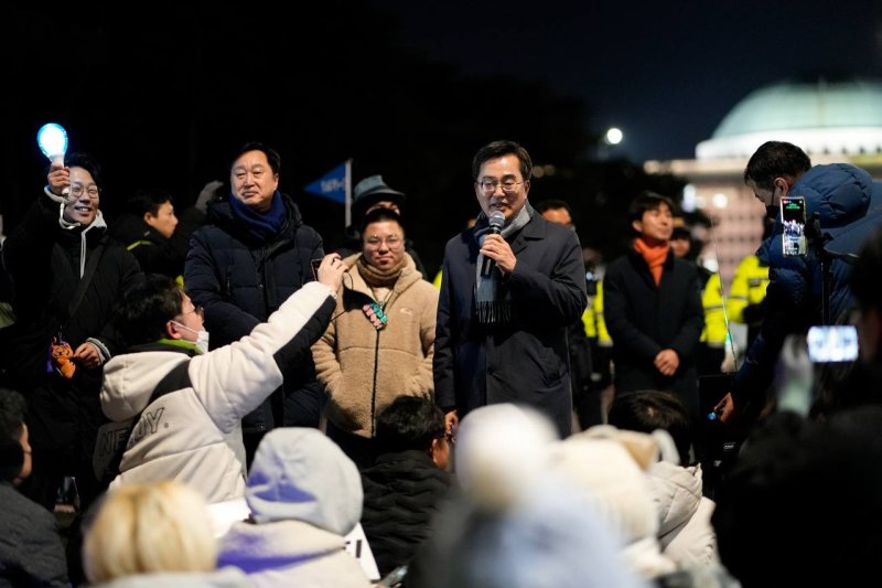 김동연 경기도지사가 9일 오후 서울 여의도 촛불집회 현장에서 발언하고 있다. 경기도 제공