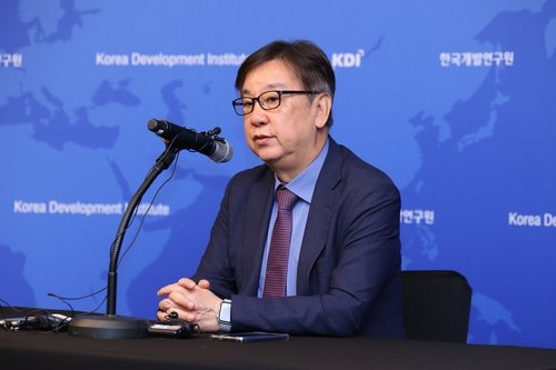 조동철 KDI 원장 "정년 연장보다 조기 퇴직 구조 완화가 먼저"