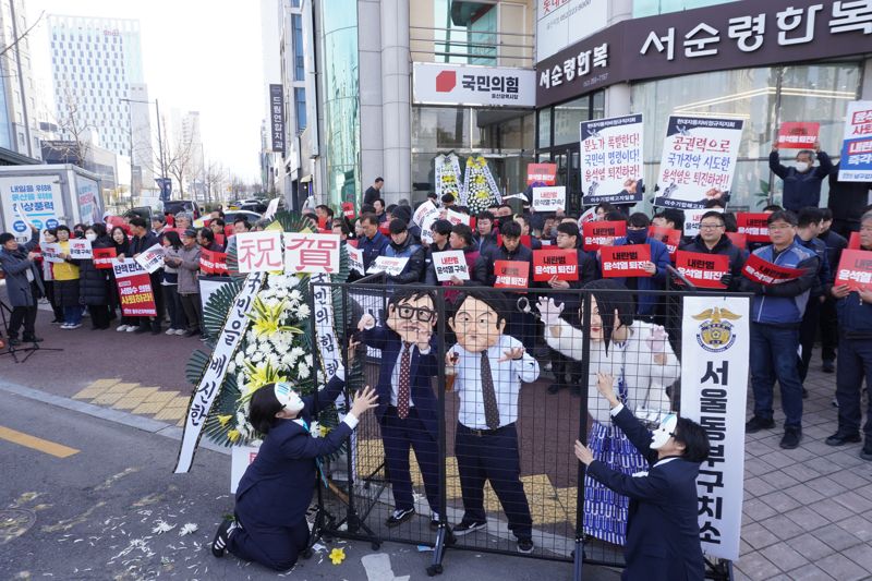 윤석열 김건희 대통령 부부와 한동훈 국민의힘 당대표로 분장한 배우들이 11일 울산 남구 삼산동 국민의힘 울산시당 앞에서 철창 퍼포먼스를 펼치고 있다. 민주노총 울산지역본부 제공