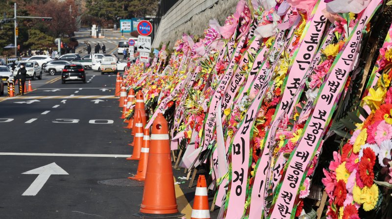 11일 오후 서울 용산구 대통령실 출입문 앞 도로에 윤석열 대통령 지지자들이 보낸 화환이 놓여져 있다. /사진=뉴스1화상