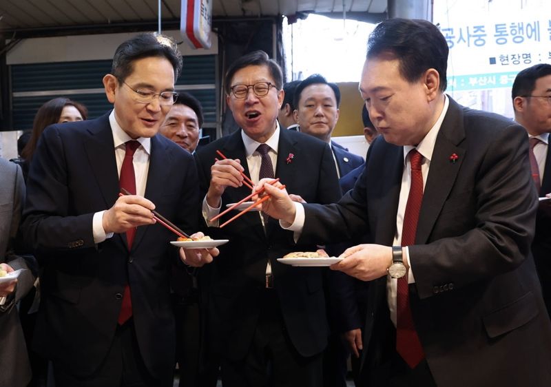 윤석열 대통령이 부산 중구 깡통시장에서 이재용 삼성전자 회장에게 빈대떡을 건네고 있다. 사진=연합뉴스