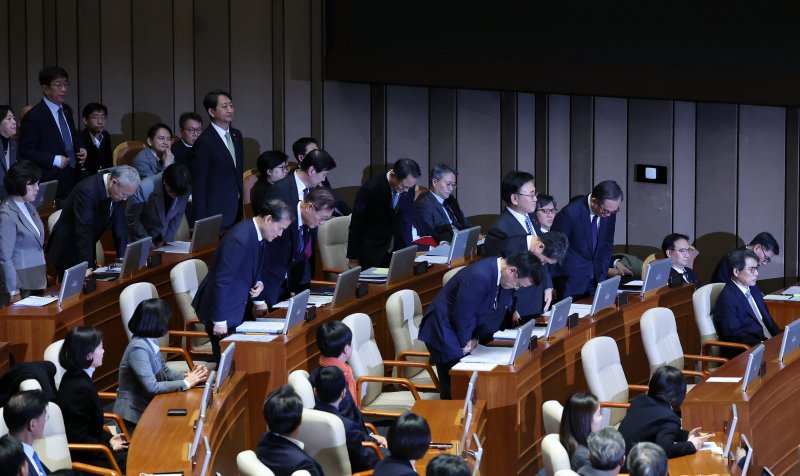 [서울=뉴시스] 조성우 기자 = 11일 오후 서울 여의도 국회에서 열린 제419회국회(임시회) 제1차 본회의 윤석열 대통령 위헌적 비상계엄 선포 내란행위 관련 긴급현안질문에 출석한 최상목 경제부총리 겸 기획재정부 장관과 이주호 사회부총리 겸 교육부 장관 등 국무위원들이 서영교 더불어민주당의 계엄 사태와 관련해 사과를 요구하자 고개를 숙이고 있다. 2024.12.11. xconfind@newsis.com