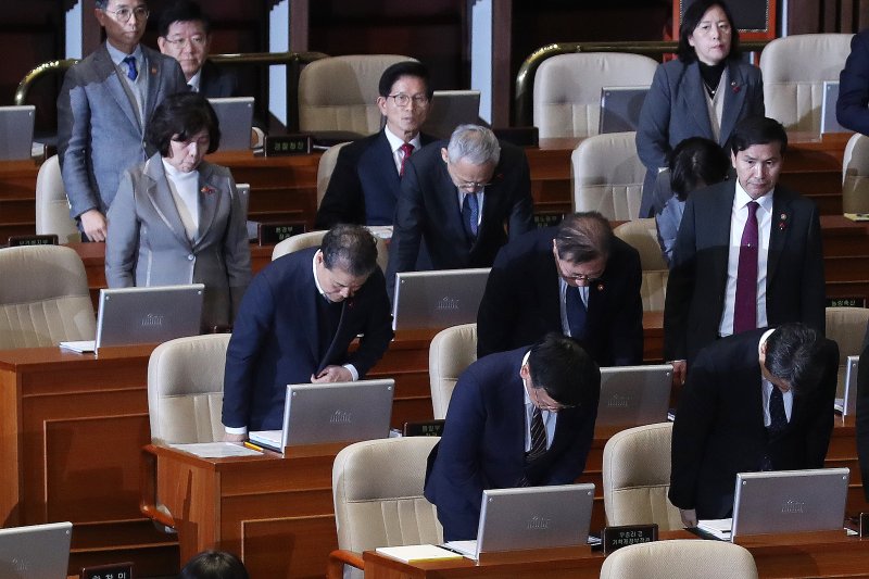 김문수 고용노동부장관이 11일 오후 서울 여의도 국회에서 열린 제419회국회(임시회) 제1차 본회의 윤석열 대통령 위헌적 비상계엄 선포 내란행위 관련 긴급현안질문에서 계엄 사태와 관련해 국무위원들이 자리에서 일어나 국민들에게 허리 숙여 사과하고 있는 가운데 자리를 지키고 있다./사진=뉴스1화상