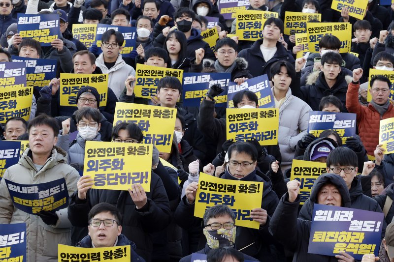 "정년 연장 갈등의 핵" 기업 10개사 중 7곳 '노사관계 주의보'