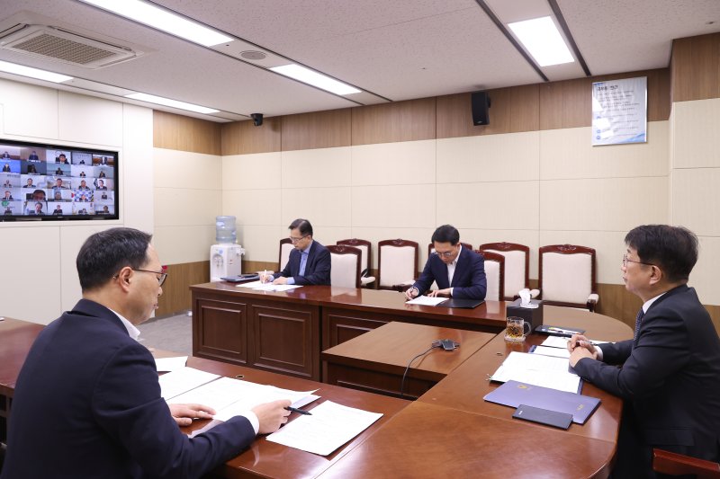 박상우 국토교통부 장관(오른쪽 첫번째)이 지난 9일 정부세종청사에서 열린 산하기관 간담회에서 기관별 주요 현안을 논의하고 있다. 국토교통부 제공