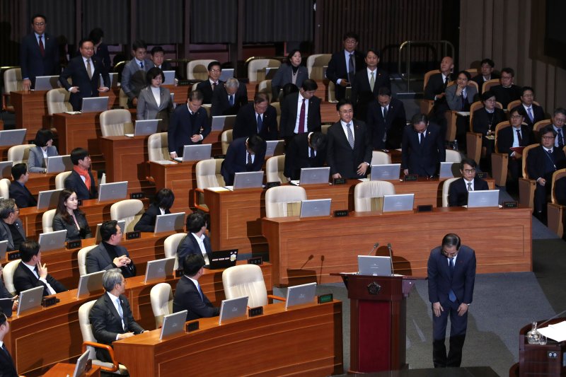 국민들에 사과하는 총리와 국무위원들 한덕수 국무총리(오른쪽 맨 앞줄)와 국무위원들이 11일 오후 서울 여의도 국회에서 열린 제419회국회(임시회) 제1차 본회의 윤석열 대통령 위헌적 비상계엄 선포 내란행위 관련 긴급현안질문에 출석, 서영교 더불어민주당 의원의 요구에 계엄 사태 관련 국민들에게 사과하고 있다. 뉴스1