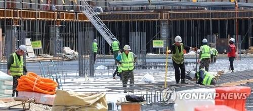 한 건설현장에서 근무 중인 건설업 종사자들. 사진=연합뉴스