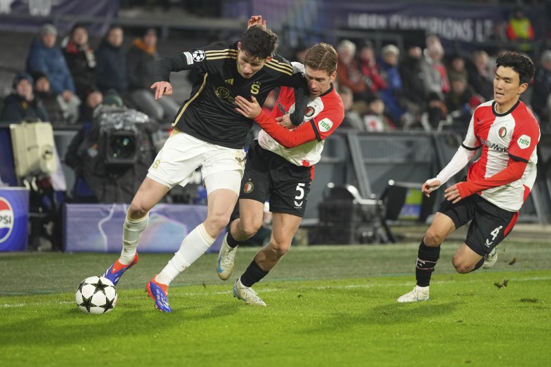 [로테르담=AP/뉴시스] 네덜란드 프로축구 에레디비시 페예노르트의 황인범. 2024.12.11.