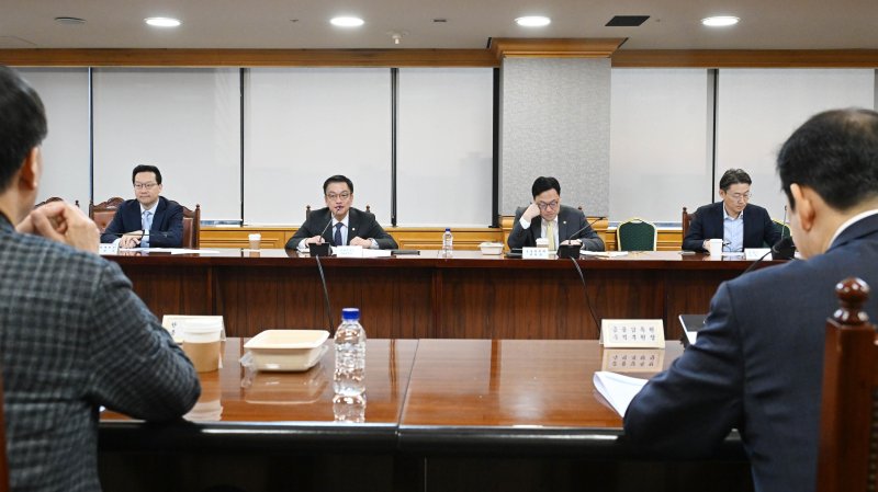 최상목 ″정치&middot;美금리 등 불확실성 여전…유동성 무제한 공급 지속″